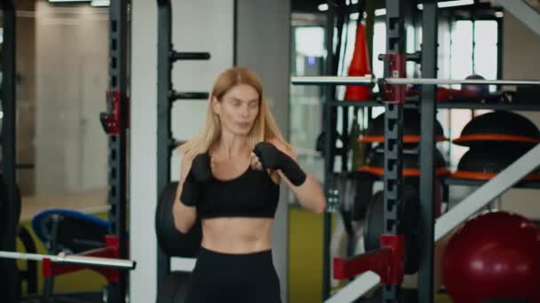 Entrenamiento Boxeo Mujer Deportiva Practicando Entrenamiento Kickboxing Gimnasio Golpeando Hacia — Vídeo de stock