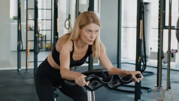 Entraînement Sportif Femme Forme Âge Moyen Concentrée Faisant Exercice Sur — Video