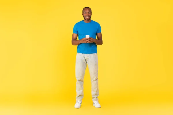 Happy Black Guy Met Behulp Van Mobiele Telefoon Sms Sociale — Stockfoto