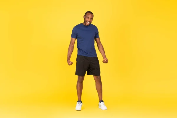 Sportif Siyah Erkek Yumrukları Gülümseyen Kamera Pozisyonuna Gülümseyen Sarı Stüdyo — Stok fotoğraf