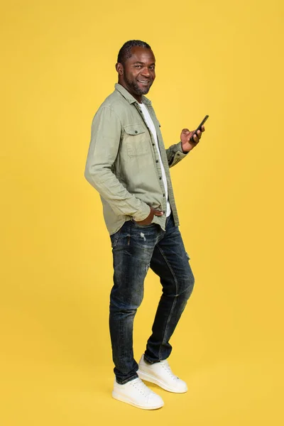 Усміхнений Впевнений Дорослий Афроамериканський Чоловік Випадковому Наборі Телефону Спілкуванні Соціальних — стокове фото