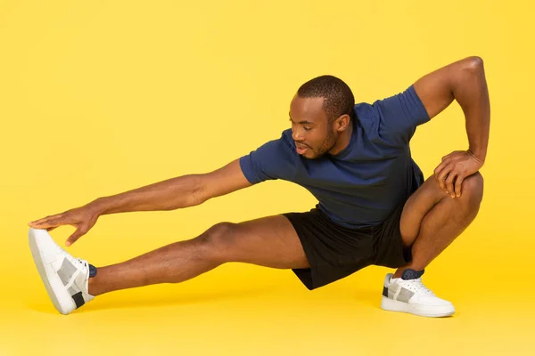 Sportieve Zwarte Man Doen Stetching Oefening Aangrijpende Teen Poseren Het — Stockfoto