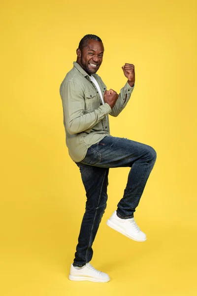 Tevreden Tevreden Middelbare Leeftijd Afrikaanse Amerikaanse Man Casual Vreugde Aan — Stockfoto