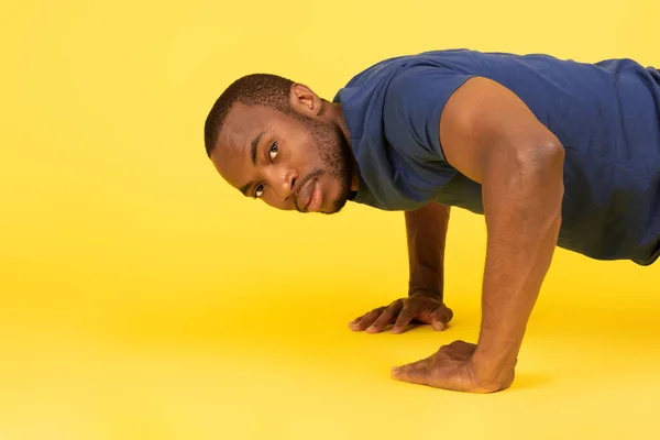 Ejercicio Entrenamiento Ajuste Hombre Negro Haciendo Push Ups Pie Posición —  Fotos de Stock