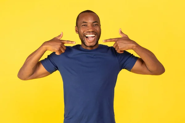 Portret Van Een Zwarte Man Wijzende Vingers Naar Zijn Toothy — Stockfoto