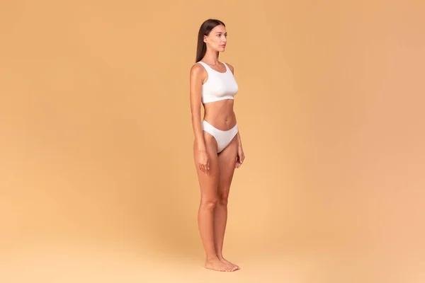 Ganzkörperaufnahme Einer Schlanken Frau Weißer Unterwäsche Mit Schönem Körper Und — Stockfoto
