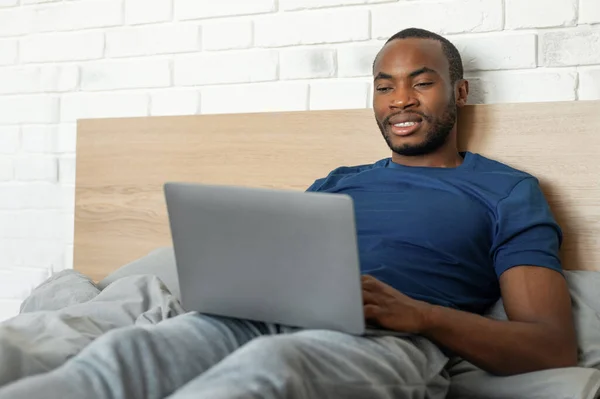 Freelancer Masculino Afroamericano Que Usa Ordenador Portátil Que Navega Internet —  Fotos de Stock