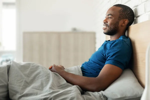 Alegre Negro Chico Sentado Acogedor Cama Sonriendo Mirando Lado Posando — Foto de Stock