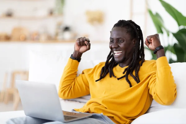 Ganar Línea Alegre Joven Negro Hombre Celebrando Éxito Con Ordenador —  Fotos de Stock