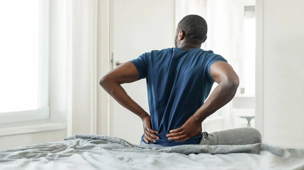 Achteraanzicht Van Afro Amerikaanse Man Met Pijn Die Lager Terug — Stockfoto