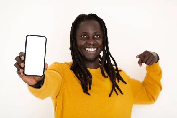 Oferta Línea Chico Negro Alegre Señalando Smartphone Blanco Mano Mientras — Foto de Stock