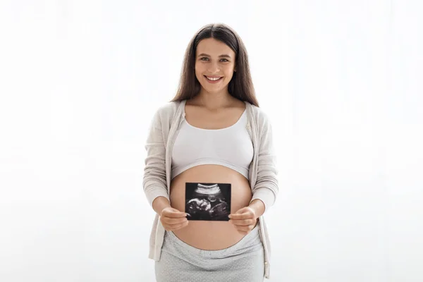 Potret Pertama Bayiku Happy Beautiful Long Haired Young Pregnant Woman — Stok Foto