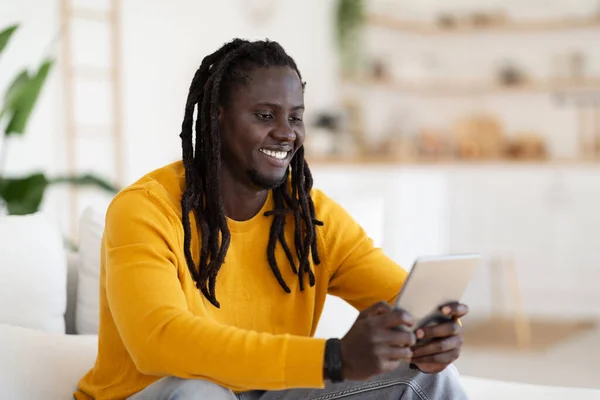 Hombre Negro Alegre Jugando Juego Tableta Digital Mientras Relaja Sofá —  Fotos de Stock