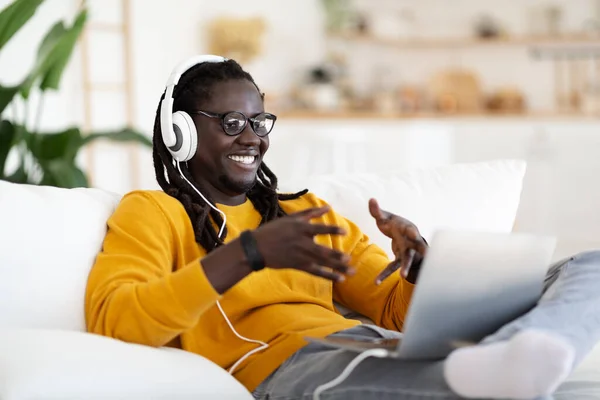 Comunicação Online Homem Negro Feliz Fones Ouvido Fazendo Chamada Vídeo — Fotografia de Stock