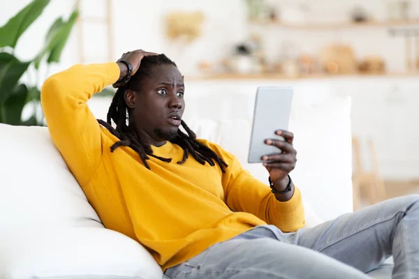 Chico Afroamericano Sorprendido Mirando Pantalla Tableta Digital Casa Hombre Negro —  Fotos de Stock