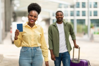 Seyahat teklifi. Neşeli Afrikalı Amerikalı Gezginler. Pasaportlarını gösteriyorlar. Kameraya gülümsüyorlar. Turizm Konsepti. Seçici Odaklanma