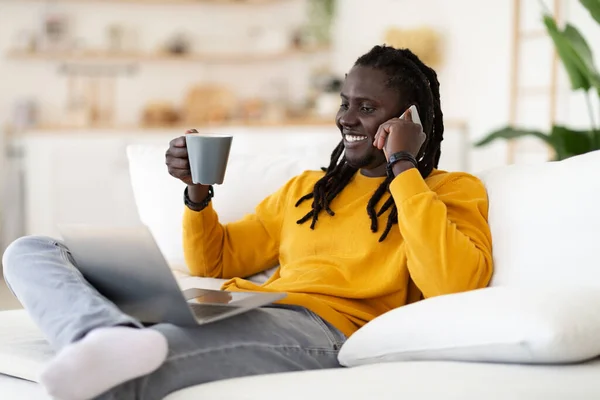 Alegre Hombre Negro Que Habla Teléfono Móvil Beber Café Casa —  Fotos de Stock