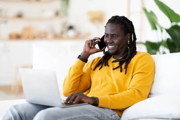 Vzdálená Kariéra Usmívající Mladý Černoch Mluví Mobilním Telefonu Pomocí Notebooku — Stock fotografie