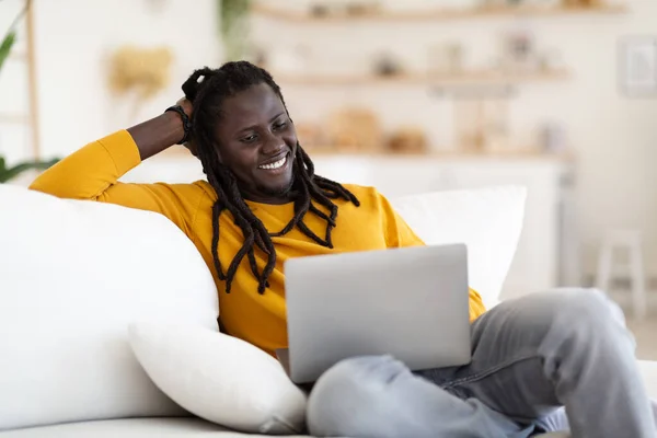 Relajado Hombre Negro Viendo Películas Ordenador Portátil Mientras Está Sentado —  Fotos de Stock