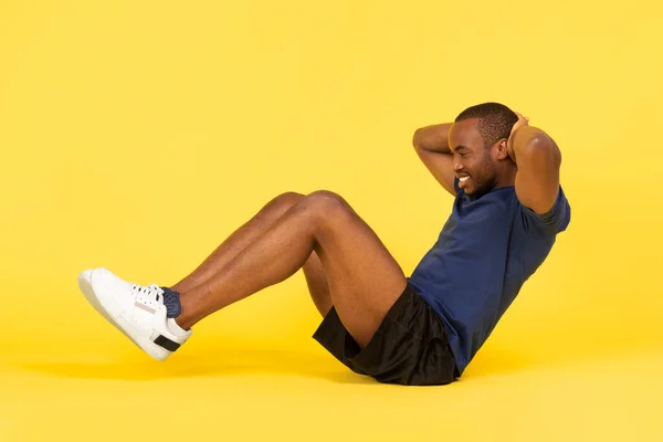 Ajuste Homem Afro Americano Fazendo Sit Ups Exercício Flexing Músculos — Fotografia de Stock