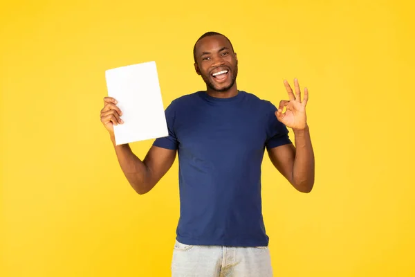 Vrolijke Zwarte Man Die Papier Vasthoudt Een Goed Goedkeurend Document — Stockfoto