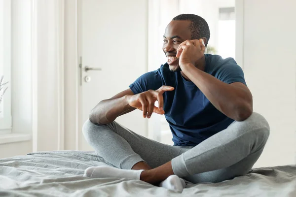 Homem Afro Americano Feliz Falando Smartphone Sentado Quarto Moderno Livre — Fotografia de Stock