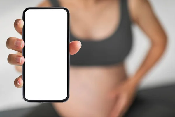 Εφαρμογή Εγκυμοσύνης Έγκυος Γυναίκα Δείχνει Κενό Smartphone Λευκή Οθόνη Στην — Φωτογραφία Αρχείου