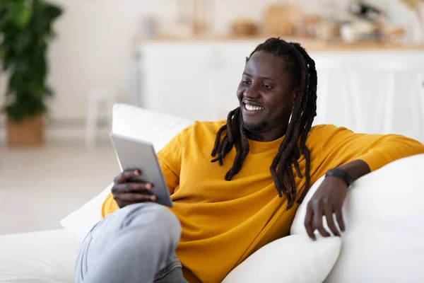 Sonriente Joven Negro Hombre Viendo Videos Tableta Digital Mientras Descansa —  Fotos de Stock