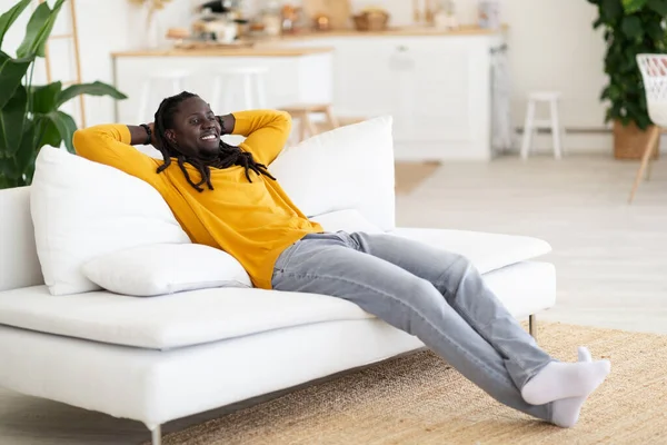 Fin Semana Relajante Sonriente Joven Afroamericano Que Descansa Sofá Casa — Foto de Stock