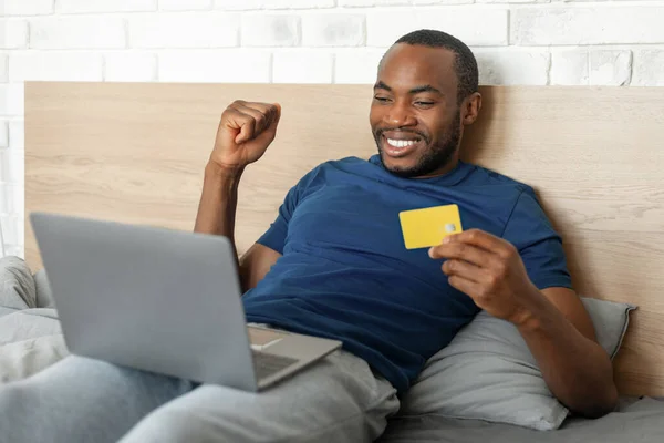 Afro Americano Masculino Haciendo Pago Vía Laptop Tarjeta Crédito Sacudiendo —  Fotos de Stock