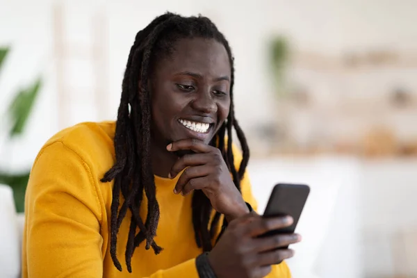 Retrato Joven Negro Sonriente Usando Teléfono Inteligente Casa Primer Plano —  Fotos de Stock