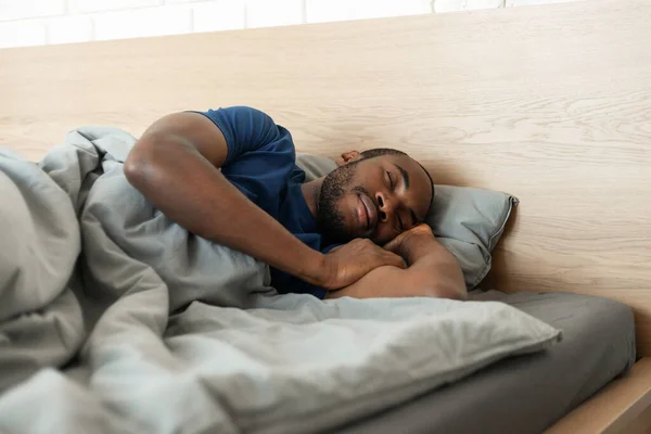 Boa Noite Peaceful Black Man Dormindo Coberto Com Cobertor Descansando — Fotografia de Stock