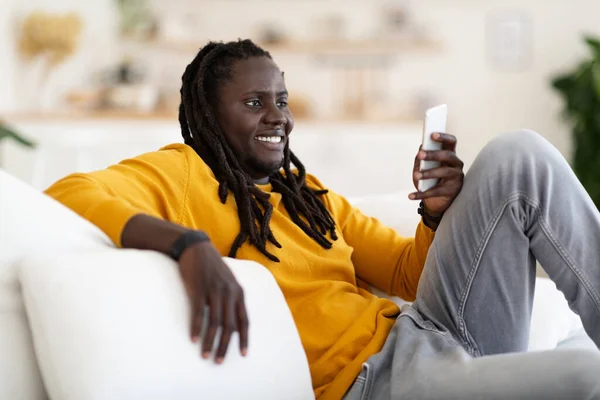 Retrato Chico Milenial Negro Alegre Descansando Con Smartphone Casa Hombre —  Fotos de Stock