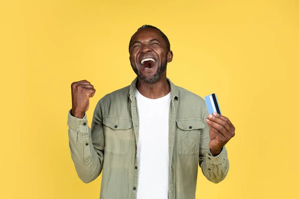 Blij Tevreden Volwassen Zwarte Man Casual Houden Credit Card Verheugen — Stockfoto