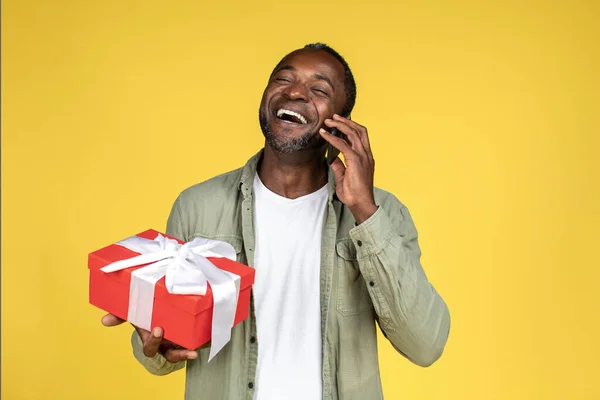 Lachen Volwassen Zwarte Man Casual Praten Smartphone Het Houden Van — Stockfoto
