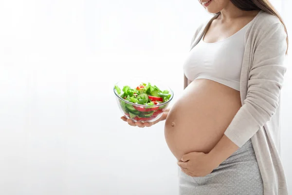 Nierozpoznawalna Kobieta Ciąży Homewear Stojąca Obok Okna Pokazująca Szklaną Miskę — Zdjęcie stockowe