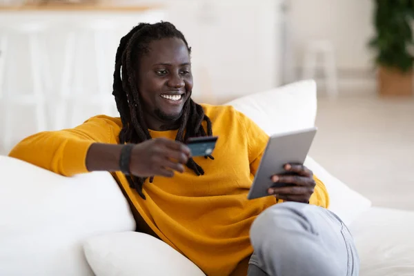 Hombre Negro Sonriente Compras Línea Con Tableta Digital Tarjeta Crédito —  Fotos de Stock