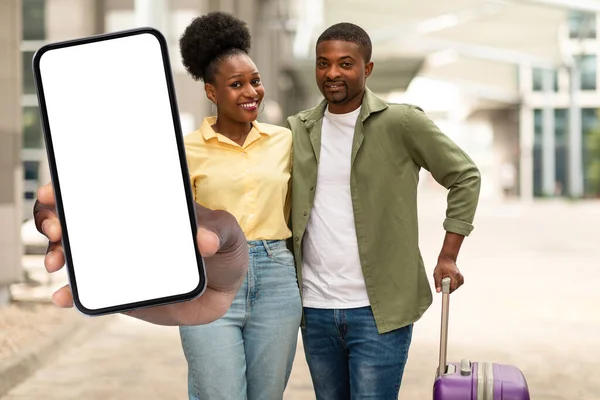 Afro Americanos Turistas Pareja Mostrando Enorme Celular Con Pantalla Vacía — Foto de Stock