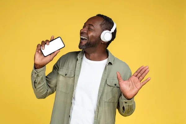 Vrolijke Volwassen Afrikaanse Amerikaanse Man Casual Draadloze Hoofdtelefoon Zingt Denkbeeldige — Stockfoto