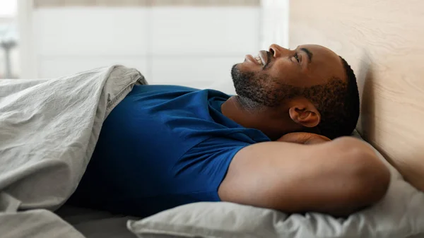 Sabahlar Bir Uykudan Sonra Ele Uzanan Mutlu Siyah Adam Modern — Stok fotoğraf