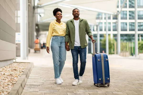 Cônjuges Afro Americanos Felizes Viajando Férias Andando Com Mala Terminal — Fotografia de Stock