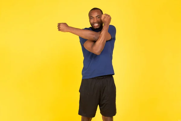 Sportieve Afro Amerikaanse Man Die Strekkende Armen Traint Met Fitnesstraining — Stockfoto