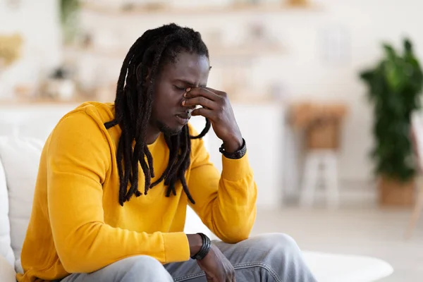 Szezonális Depresszió Koncepció Ideges Afro Amerikai Férfi Egyedül Otthon Fiatal — Stock Fotó