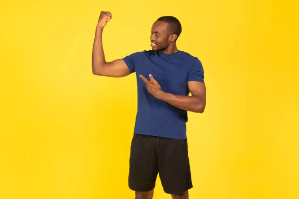 Strength Workout African American Sportsman Showing Biceps Pointing Finger Muscles — Stock Photo, Image