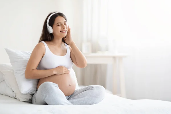 Happy Wanita Muda Hamil Cantik Santai Mendengarkan Musik Sambil Duduk — Stok Foto