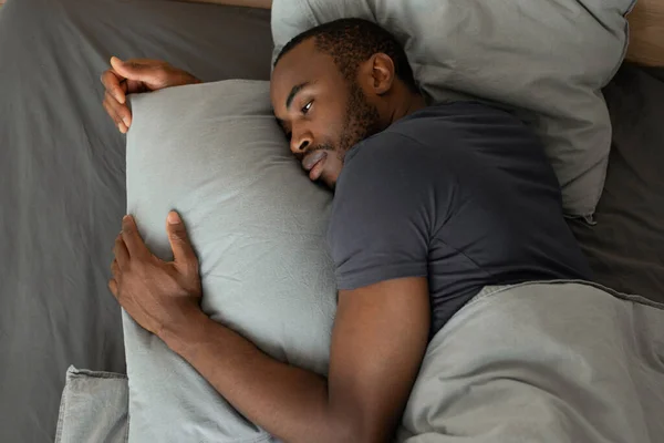 Uykusuzluk Yüksek Açılı Yorgun Afro Amerikan Erkek Yatakta Uzanıyor Yastığa — Stok fotoğraf