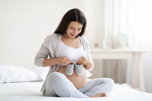 Glada Vackra Unga Gravida Kvinna Bekväma Hemkläder Sitter Sängen Hemma — Stockfoto