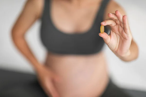 Integratori Prenatali Donna Incinta Irriconoscibile Che Tiene Capsula Pillola Mano — Foto Stock