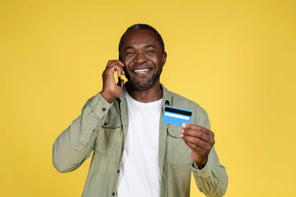 Zakupy Online Odległość Społeczna Uśmiechnięty Dorosły Afrykański Mężczyzna Niezobowiązującej Karcie — Zdjęcie stockowe