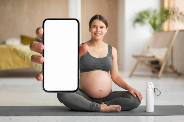 Feliz Mujer Embarazada Joven Practicando Yoga Casa Demostrando Smartphone Blanco — Foto de Stock